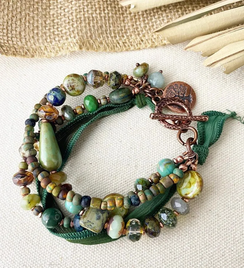 Green ribbon and czech glass bracelet. As seen in Belle Armoire maga 2023. KIT.